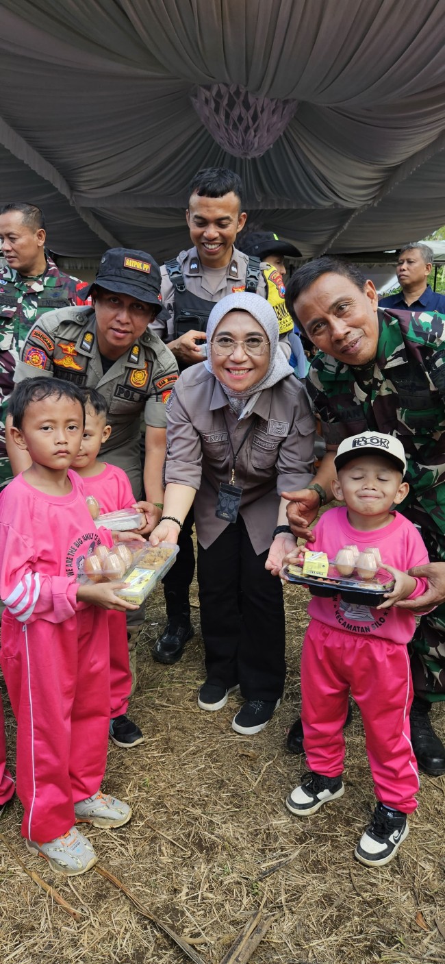 Kepala Dinas Peternakan Provinsi Jawa Timur Dr. Ir. Indyah Aryani, MM memberikan paket gizi kepada anak TK. (Foto: istimewa) 