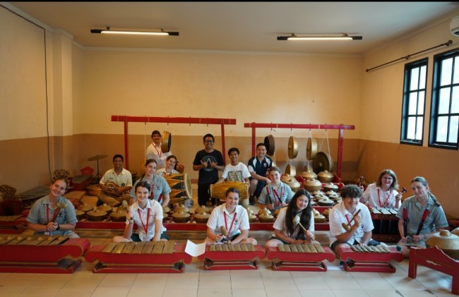 Momen Bunbury Catholic College (BCC), Australia Barat saat belajar gamelan. (Foto: istimewa)