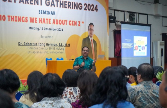 narasumber profesional, Robertus Tang Herman, S.E., M.M yang mengisi seminar  bertajuk 