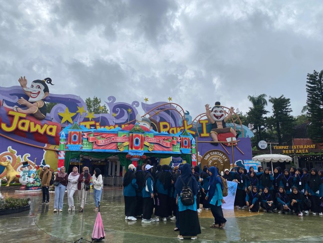 Suasana padat pengunjung di Jawa Timur Park 1 Kota Batu.