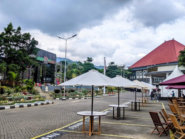 Situasi Balai Kota Among Tani Batu jelang Pasar Rakyat malam tahun baru 2025.(Foto: Prasetyo Lanang/JatimTIMES)