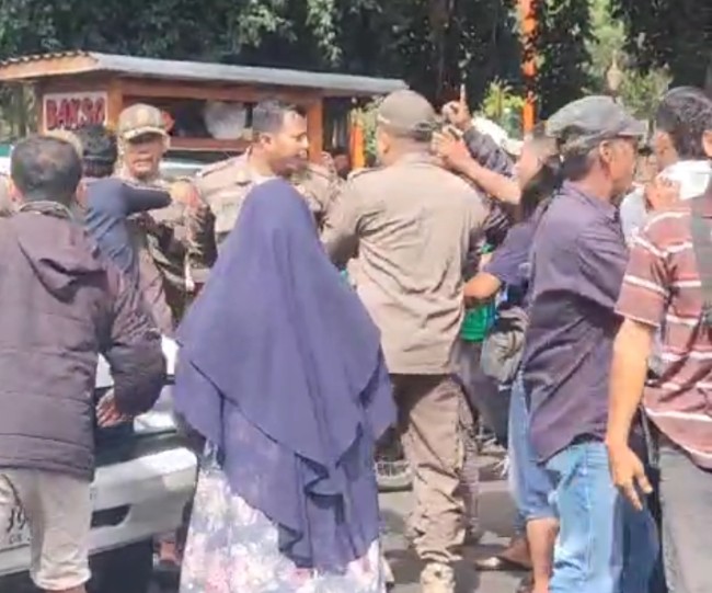 Petugas Satpol PP Kota Malang saat bersitegang dengan PKL.(Foto: Istimewa).