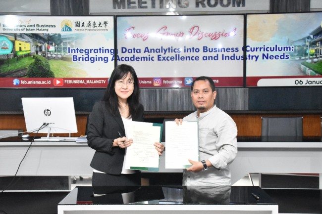 Prof. Dr. Yen-Ching Ou Yang dari Departemen Big Data Business Analytics, National Pingtung University, Taiwan (NPTU) dan Dekan FEB Unisma Afifudin, SE., M.SA., Ak., menunjukkan MoU kerjasama yang sudah ditandatangani. (Foto: istimewa)