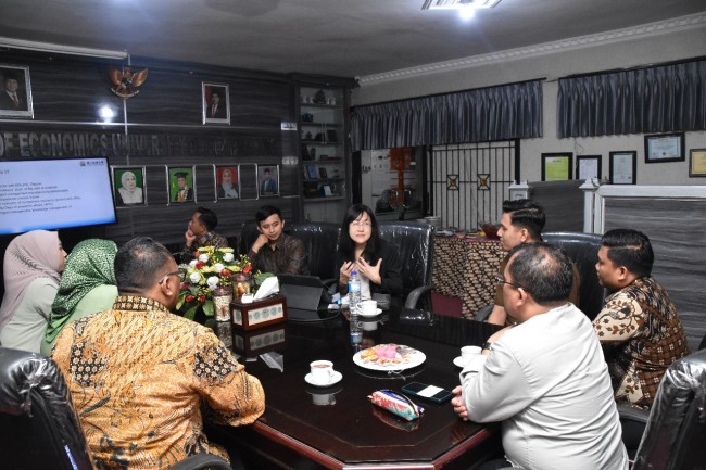 Suasana diskusi para dosen dengan Prof. Dr. Yen-Ching Ou Yang dari Departemen Big Data Business Analytics, National Pingtung University, Taiwan (NPTU). (Foto: istimewa)