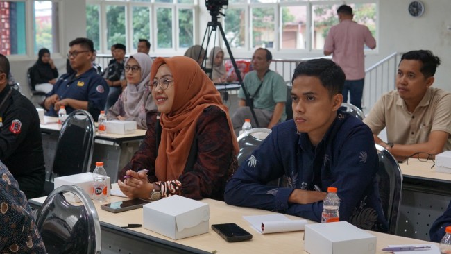 Peserta pelatihan jurnalistik yang terlihat serius mendapatkan materi (foto: Igoy/JatimTIMES) 