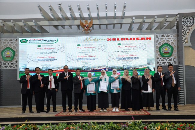 Foto bersama para pimpinan dan dosen FEB Unisma dengan tiga mahasiswa lulusan terbaik. (Foto: istimewa) 