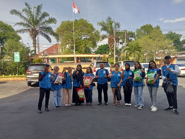 Foto bersama usai menyalurkan bantuan untuk yang membutuhkan. (Foto: istimewa)