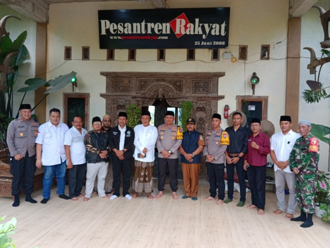 Foto bersama kunjungan Kapolres Malang yang baru, AKBP Danang Setyo Pambudi Sukarno di Pesantren Rakyat Al-Amin. (Foto: istimewa)