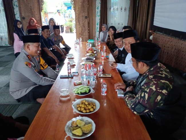 Suasana diskusi Kapolres Malang yang baru, AKBP Danang Setyo Pambudi Sukarno di Pesantren Rakyat Al-Amin. (Foto: istimewa)