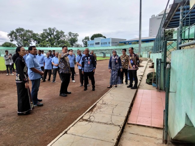 Pj Wali Kota Malang Iwan Kurniawan meninjau renovasi Stadion Gajayana.(Foto: Riski Wijaya/MalangTIMES).