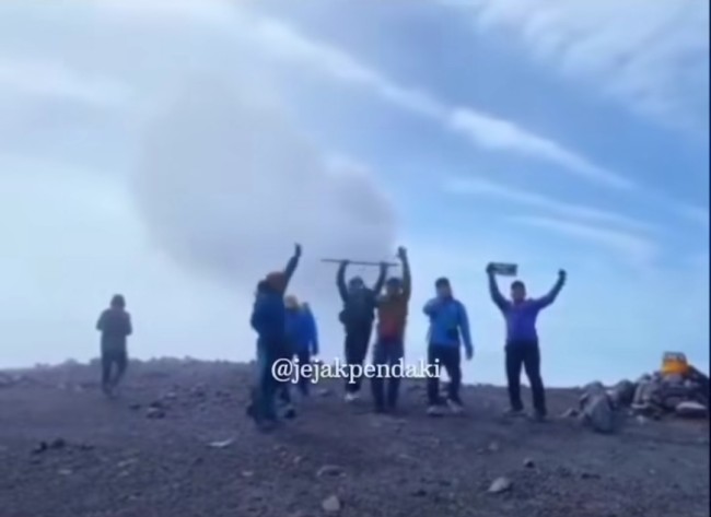 Tampak 7 pria diduga mendaki secara ilegal di Gunung Semeru. (Foto: @jejakpendaki)