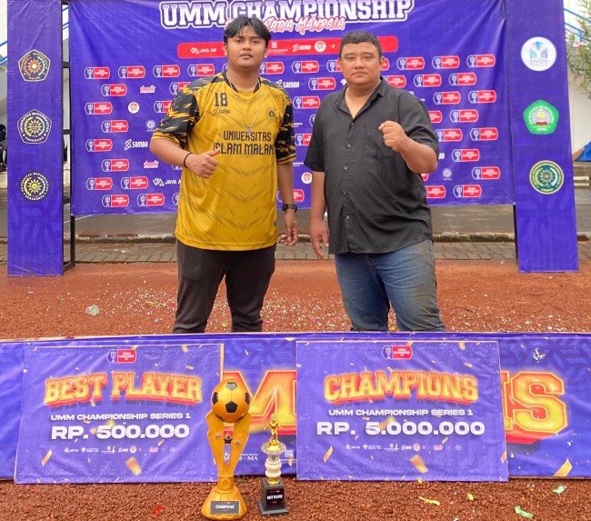 Pelatih tim sepak bola Unisma, Bagus Irmawanto (kanan) bersama piala UMM Championship Series I (foto: Hendra Saputra/JatimTIMES) 