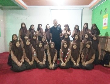 Foto bersama para siswi MTsN 2 Kota Malang dengan Mr. Msc Marcin Bartczak, seorang pengajar dari Polandia yang juga mengajar di salah satu universitas di Malang. (Foto: istimewa)