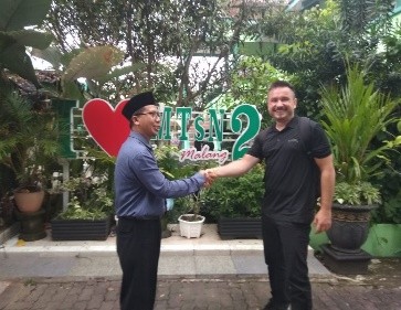 Kepala Madrasah, Mokhammad Amin Tohari, S.Ag., M.Pd.I bersama Mr. Msc Marcin Bartczak, seorang pengajar dari Polandia yang juga mengajar di salah satu universitas di Malang. (Foto: istimewa)  