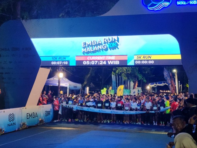 Ribuan peserta saat start Emba Run 2025 (foto: Hendra Saputra/JatimTIMES) 