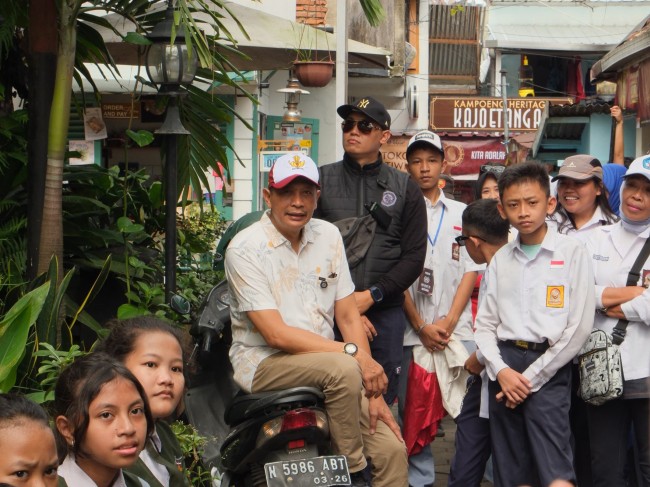 Wali Kota Malang terpilih, Wahyu Hidayat (duduk diatas sepeda motor) bersama warga memeriahkan 'Royalan Sekabrom Festival Najaj Halokes' (foto: istimewa) 