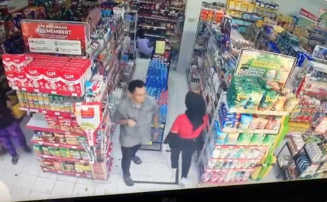 Potongan rekaman CCTV sesaat setelah pencurian parfum di minimarket Junrejo Kota Batu.(Foto: Istimewa)