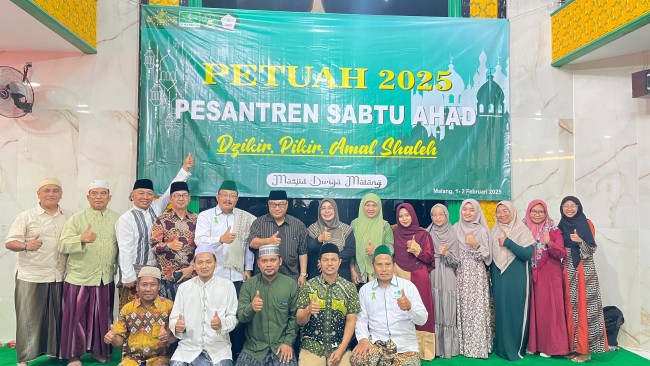 Foto bersama peserta Pesantren Sabtu Ahad (PETUAH) oleh MTs Ma’arif NU Kota Malang, bekerja sama dengan Takmir Masjid Dwiga Regency, Mojolangu, pada Sabtu, 1 Februari 2025. (Foto: istimewa)