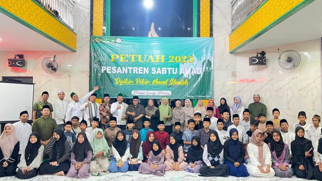 Foto bersama para guru, siswa, pengurus Takmir Masjid, serta tokoh Nahdlatul Ulama (NU) dari PC dan MWC LP Ma’arif NU Kecamatan Lowokwaru. (Foto: istimewa)