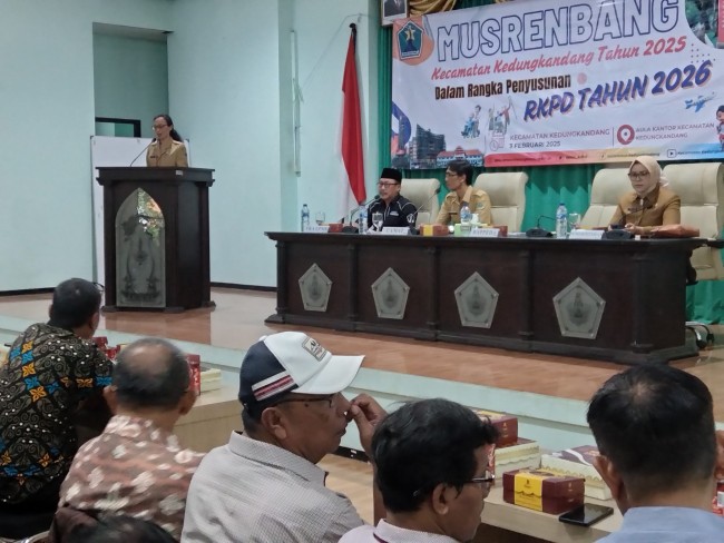 Kepal Bappeda Kota Malang Dwi Rahayu saat memberikan arahan.(Foto: Riski Wijaya/MalangTIMES).