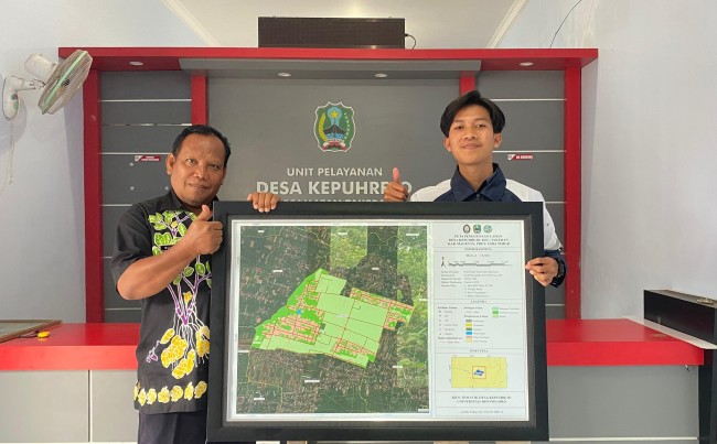 Penyerahan peta penggunaan lahan di Desa Kepuhrejo, Kecamatan Takeran, Kabupaten Magetan oleh Arifin Tohar, mahasiswa KKN Tematik Universitas Diponegoro 2025 dengan program studi Teknik Geodesi Fakultas Teknik . (Foto istimewa) 