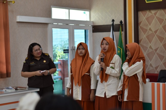 Momen pemateri dari Kejari Kota Malang memberikan kuis di sela-sela program 
