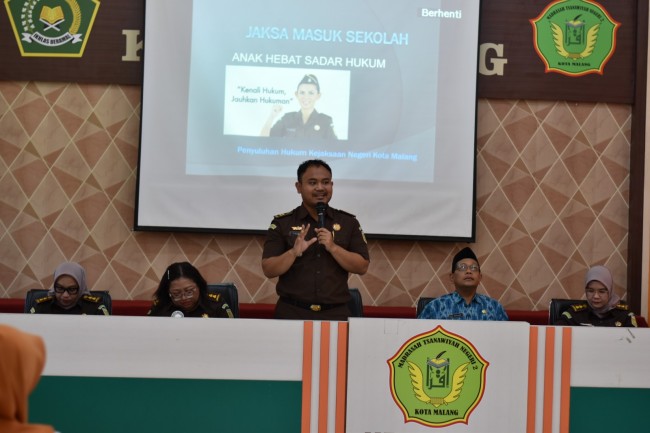 Kasubsi Bidang Intelijen Kejaksaan Negeri Kota Malang Fajar K. Adhyaksa, S.H., M.H., saat memberikan sambutan. (Foto: istimewa)