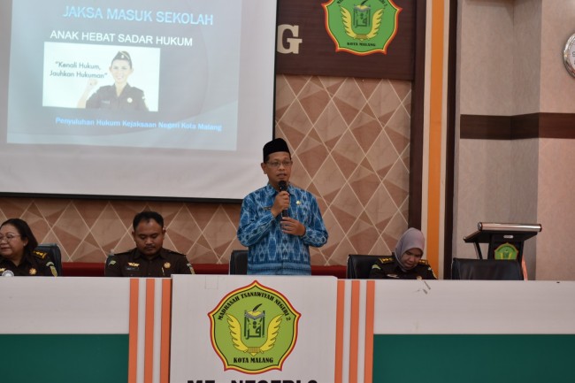Wakil Kepala Bidang Humas MTsN 2 Kota Malang, Muslihan saat memberikan sambutan. (Foto: istimewa)