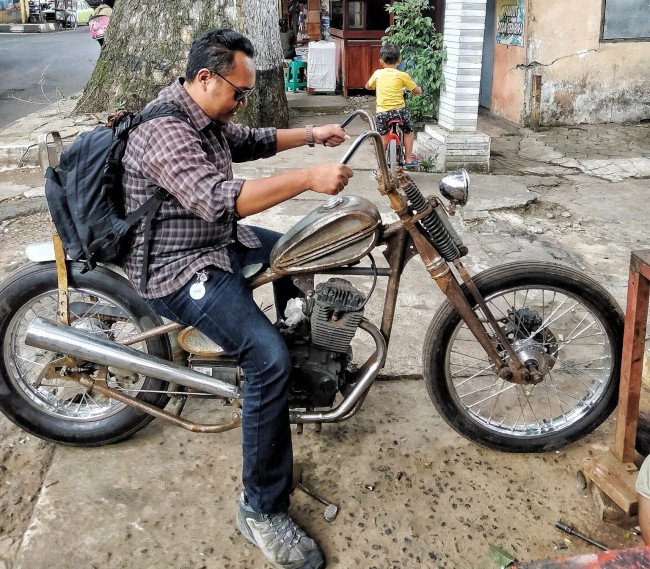 Salah satu motor chopper garapan Bilshotpaint.(Foto: Riski Wijaya/MalangTIMES).