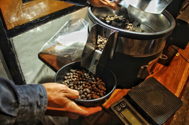 Proses roasting kopi Abimanyu Coffee.(Foto: Riski Wijaya/JatimTIMES).