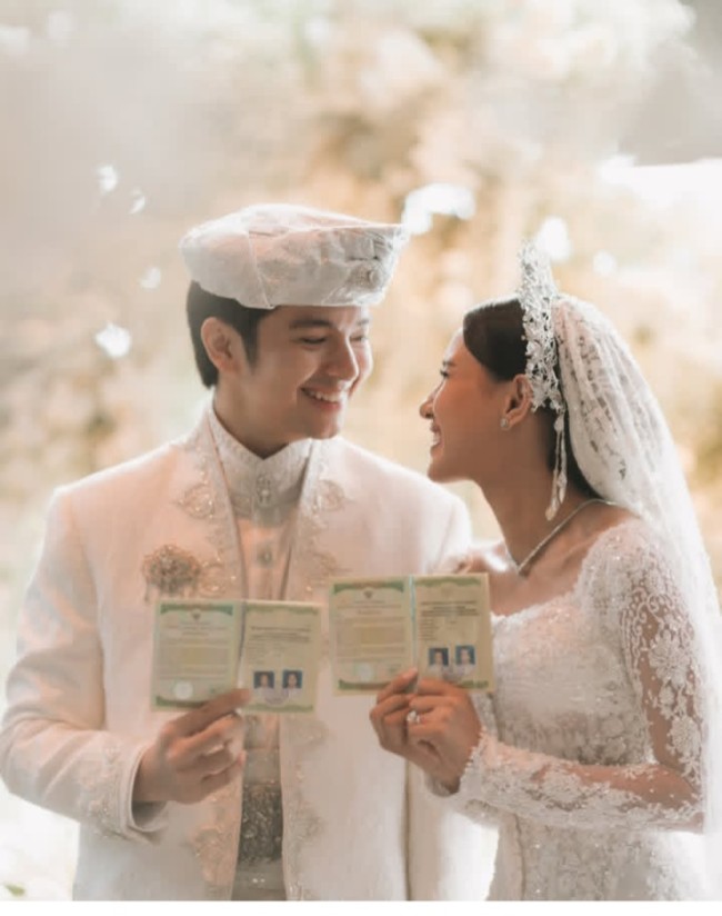 Momen Angga dan Shenina pamerkan buku nikah. (Foto: @angga) 