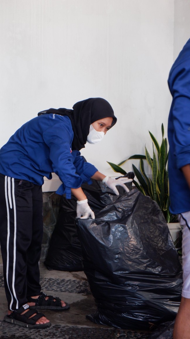 Momen salah satu anggota River.idn memilah sampah plastik berdasarkan kegunaannya. (Foto: istimewa)