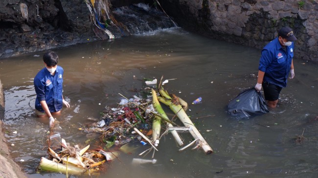 Momen tim mencari sampah plastik di sungai. (Foto: istimewa)