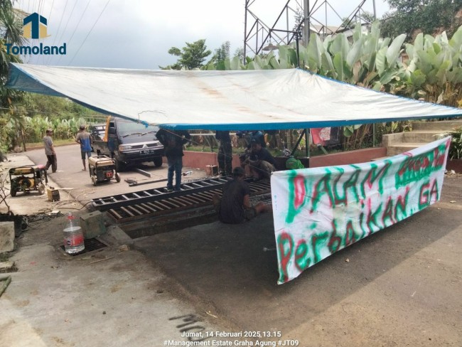 Proses perbaikan grill drainase usai dibongkar warga.(Foto: Istimewa).