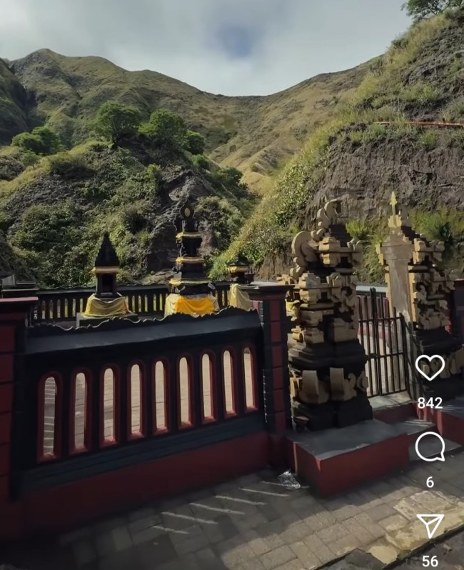 Pura di dalam area Sumber Air Widodaren. (Foto: @exoticbromo)