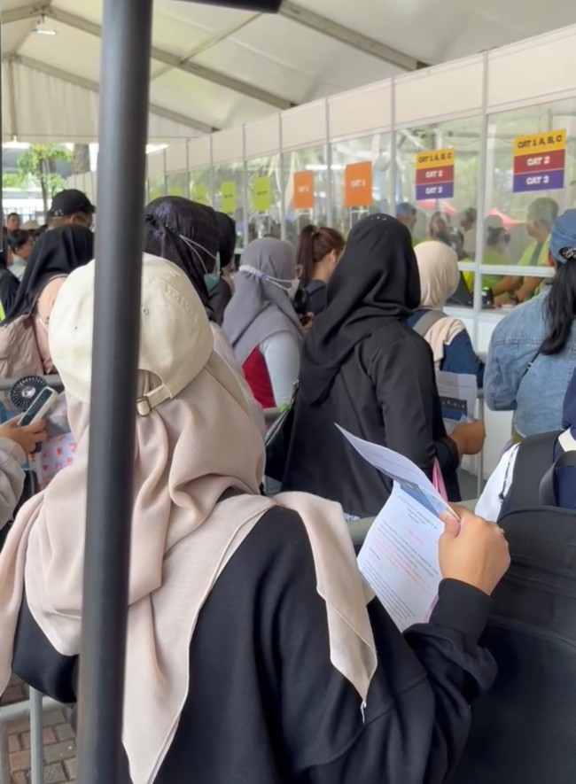 Antrean penukaran tiket konser NCT 127 pada Sabtu (15/2/2025) siang. (Foto: Fitriana Dwi Andarsari) 