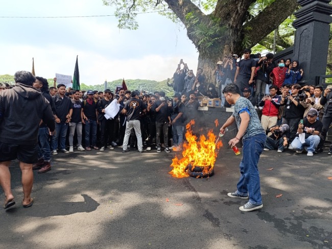 Aksi bakar ban dilanjutkan dengan membakar foto Prabowo-Gibran (foto: Hendra Saputra/JatimTIMES) 