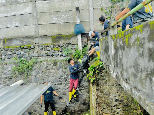 Perwakilan Grand Mercure Malang Mirama hingga perwakilan warga dari Kelurahan Purwodadi dan Blimbing saat penyelenggaraan aksi bersih-bersih. (Foto istimewa) 