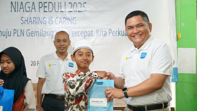 Pemberian alat salat dalam acara Sharing is Caring. (Foto istimewa) 