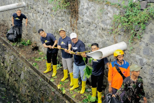 Aksi kompak para perwakilan Grand Mercure Malang Mirama hingga perwakilan warga dari Kelurahan Purwodadi dan Blimbing saat penyelenggaraan aksi bersih-bersih. (Foto istimewa) 