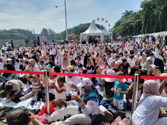 Ribuan peserta antusias mengikuti pemecahan Rekor MURI Sarapan terbanyak.(Foto: Riski Wijaya/MalangTIMES).