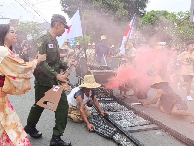 Teatrikal zaman penjajahan pada Pawai Budaya Kelurahan Tlogomas 2025 (foto: Hendra Saputra/JatimTIMES) 