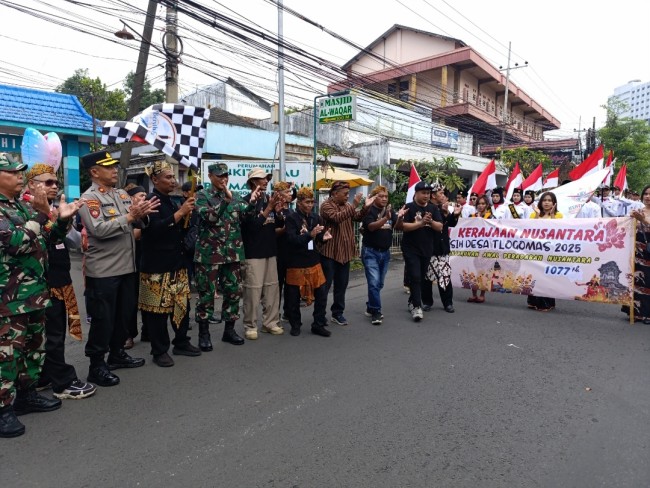 Pemberangkatan Pawai Budaya Kelurahan Tlogomas (foto: Hendra Saputra/JatimTIMES) 