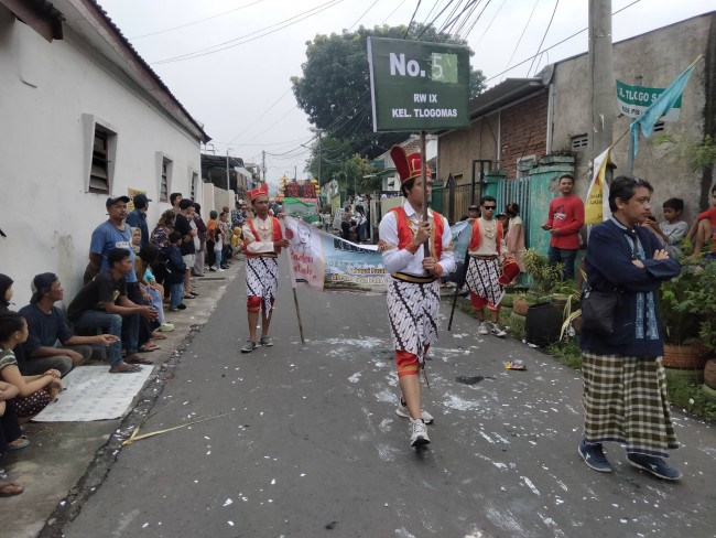 Penampilan salah satu peserta dalam Pawai Budaya Tlogomas.(Foto: Riski Wijaya/MalangTIMES).