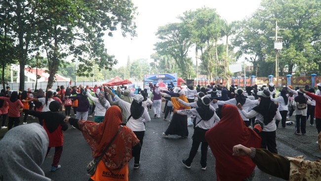 Saat 450 orang tumpah ruah mengikuti Senam Nusantara yang digagas Puguh DPRD Jatim. (Foto: Puguh for JatimTIMES)