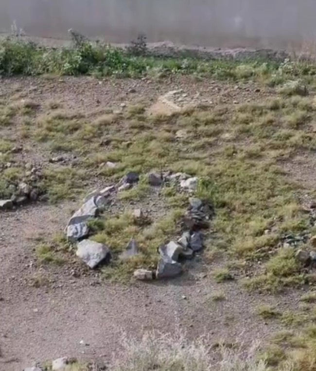 Penanda makam di Mekkah berupa bebatuan. (Foto: TikTok) 