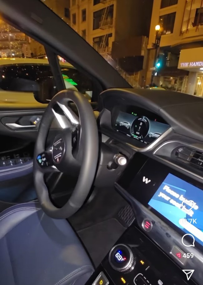 Momen sopir bergerak meski tanpa pengendara. (Foto: Instagram)