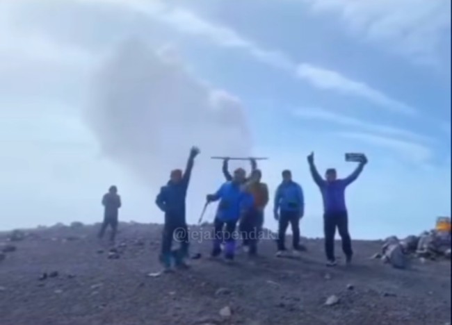 Momen tujuh pendaki ilegal gunung Semeru viral. (Foto: Instagram)