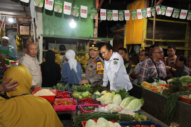 Wakil Wali Kota Malang Ali Muthohirin berdialog dengan pedagang di Pasar Tawangmangu.(Foto: Istimewa).