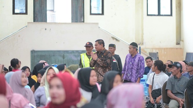 Anggota DPRD Provinsi Jawa Timur Dapil Malang Raya Puguh Wiji Pamungkas (berdiri, batik motif gelap) saat menyapa warga Jabung, Kabupaten Malang dalam agenda sarasehan yang berlangsung belum lama ini. (Foto: Puguh for JatimTIMES)
